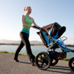 Buikspieren trainen na bevalling, vrouw loopt met de kinderwagen