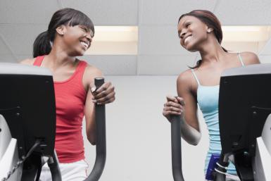 Hoe krijg je slanke benen, twee vrouwen in sportschool