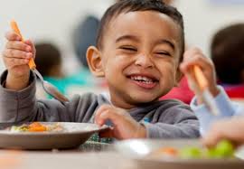 Paleo dieet voor kinderen, kind eet met plezier groenten