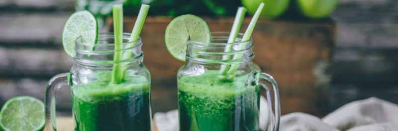 groene smoothie dieet, twee groene smoothies met rietjes