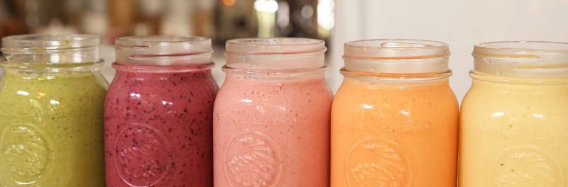 hoe maak je een smoothie, diverse smoothies in alle kleuren van de regenboog