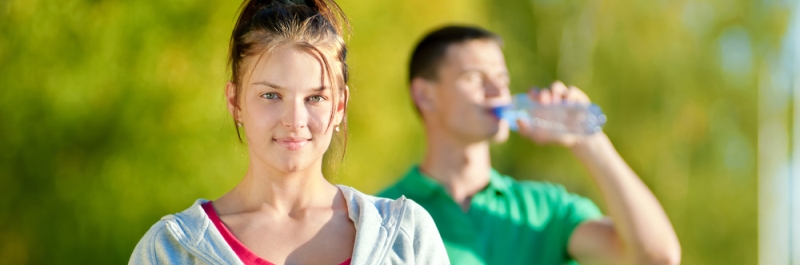 hoe verlies je gewicht, vrouw die flesje water in haar handen heeft