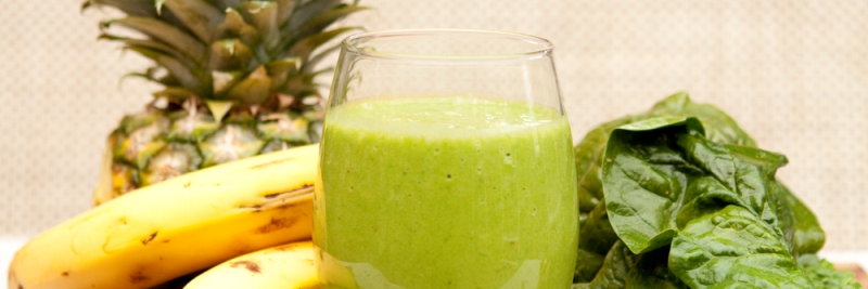 makkelijke smoothies, tropische smoothie met ananas en spinazie en banaan