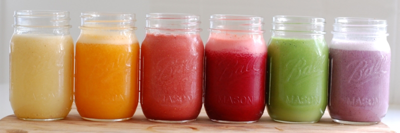 makkelijke smoothies, diverse gekleurde smoothies in glazen potten