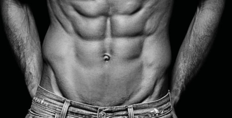 sixpack trainen thuis, man met een wasbordje