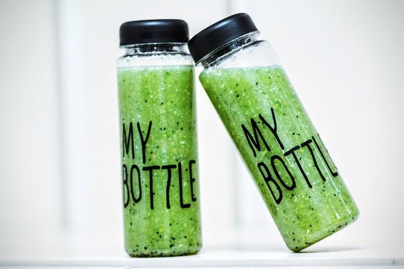 twee plastic flesjes met groene smoothies